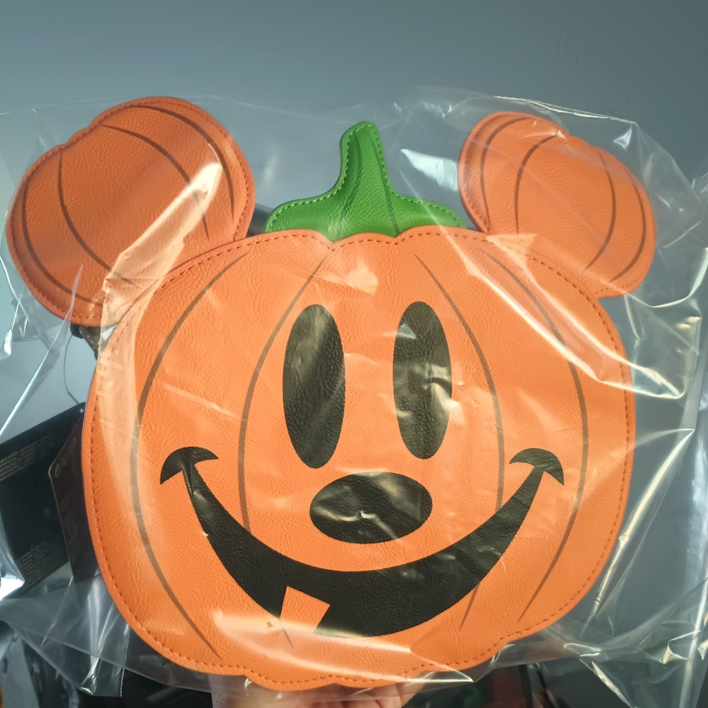 NWT Loungefly Mickey pumpkin crossbody